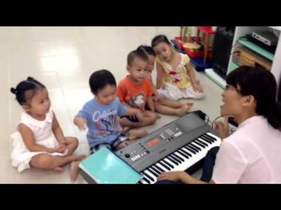 Rio và các bạn hát múa với cô giáo trong lúc chờ ba mẹ đón