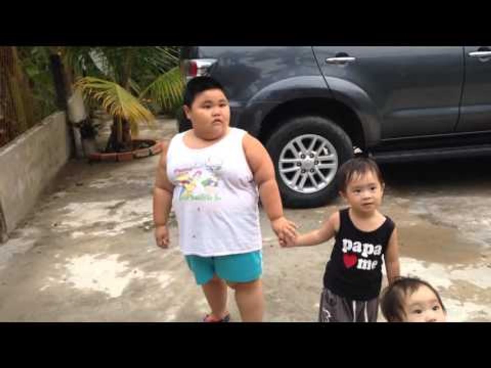 Rio và Cherry tập nhảy theo anh bạn hàng xóm