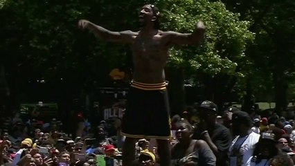 Trois jours après, J.R. Smith est toujours torse nu