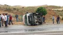 Mevsimlik İşçileri Taşıyan Minibüs Devrildi: 1 Ölü, 28 Yaralı