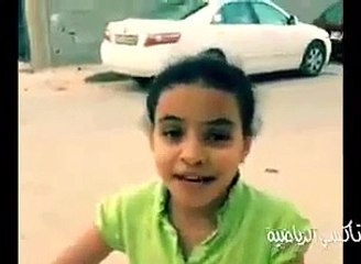 রাস্তায় দাঁড়িয়ে কত চমৎকার কোরআন তেলাওয়াত করলো ছোট্র মেয়েটি !