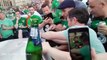 Ces supporters Irlandais réparent le toît d'une voiture en tapant dessus ! Euro 2016