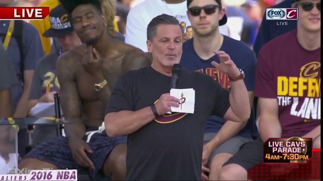 Dan Gilbert, le proprio des Cleveland Cavaliers, rend hommage à Tyronn Lue, LeBron James et au GM