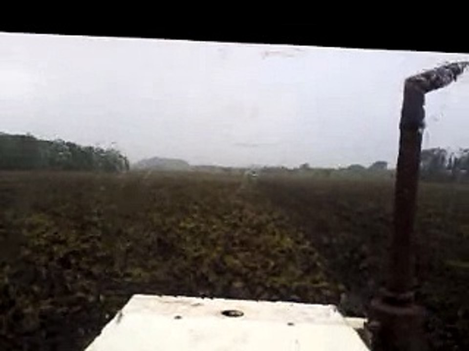 TM 25 trabalhando de baixo de chuva.