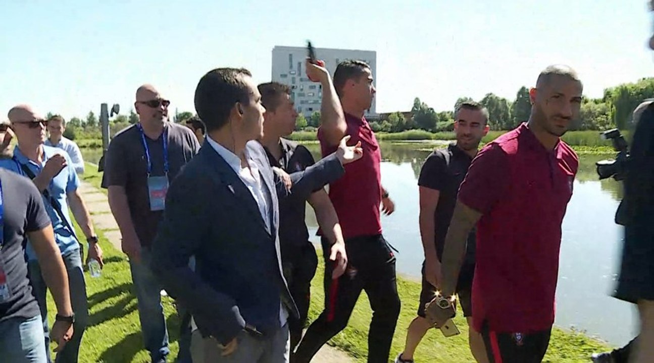 Ronaldo jette le micro d'un journaliste dans l'eau