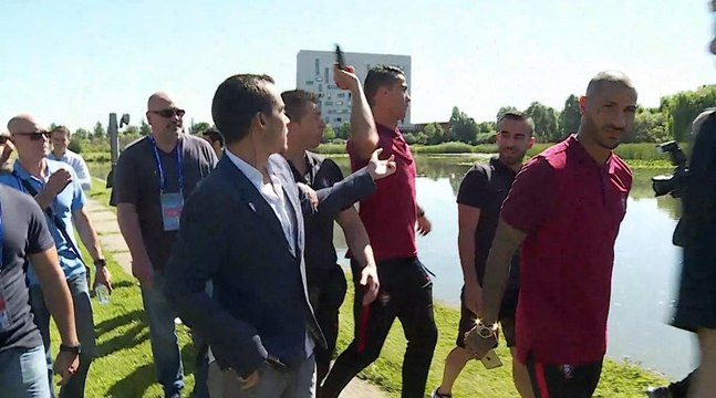 Ronaldo jette le micro d'un journaliste dans l'eau