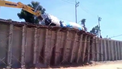 Ce camion de ciment détruit un projet entier !