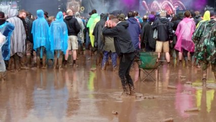 Il danse dans la boue au Download Festival 2016