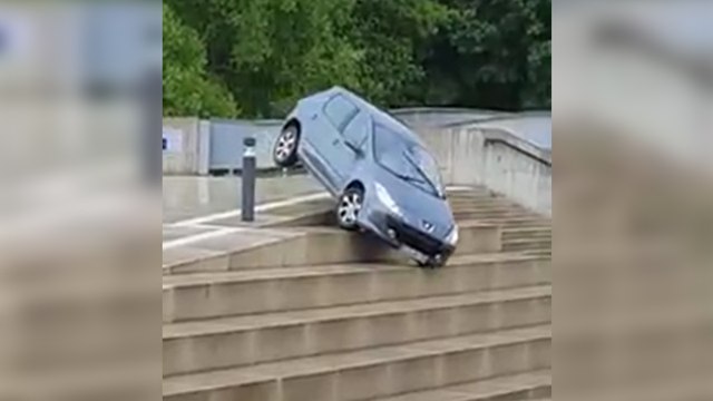 Une femme de 79 ans descend des escaliers en voiture