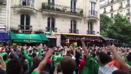 Un homme sur son balcon acclamé par les Irlandais (Paris)