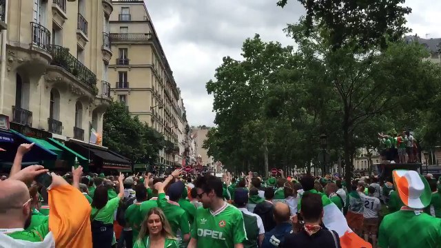 Un supporter irlandais se dénude sur le toit d'une voiture