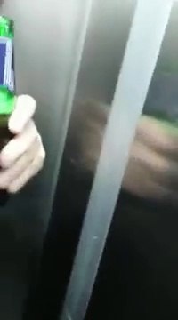 Ces supporters allemands ont découvert l’ascenseur le plus étroit du monde !