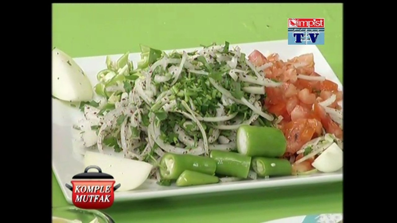 SUMAKLI MAYDANOZLU SOĞAN SALATASI