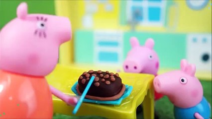 GEORGE PIG FAMILY PEPPA PIG IN BATH poops! COMPLETE IN PORTUGUESE