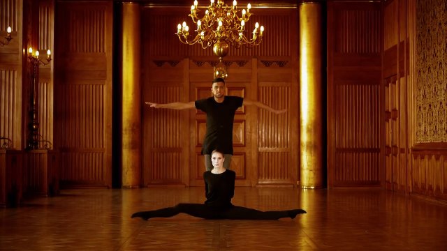 Duo de danseurs hypnotisant, réglés au millimètre dans leur choégraphie