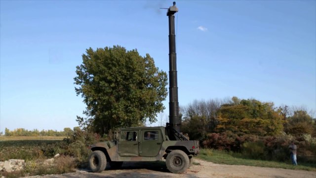 Mitrailleuse montée sur une tourelle géante sur Hummer... Courrez !!