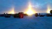 Triple coucher de soleil dans le nord de la Russie sur la banquise