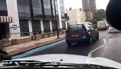 Ce Taxi à Londres poursuit une voiture ayant renversé un Cycliste !