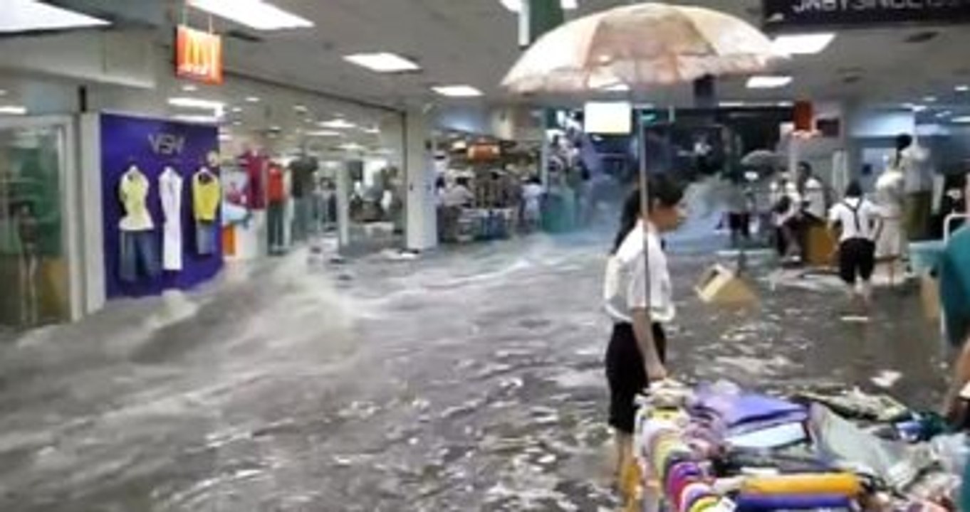 Çin'de Aşırı Yağış Alışveriş Merkezinde Su Baskınına Neden Oldu