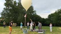 Lancement du ballon-sonde dans la stratosphère.