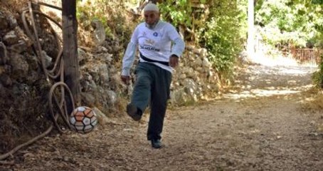 96 Yaşındaki Yaşındaki Süleyman Dede Top Peşinde Koşuyor