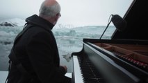 Ludovico Einaudi toca el  piano en un glaciar
