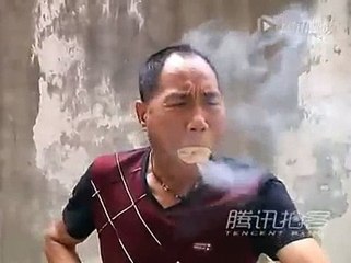 Un maître du kung-fu enflamme de la sciure juste avec sa bouche