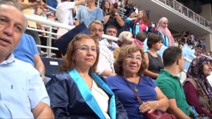 Denizli Sınıf Arkadaşı Anne-kız Üniversiteden Birlikte Mezun Olup Kep Attı