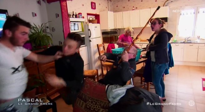 Pascal le grand frère : un ado tente de frapper son grand-père ! - ZAPPING TÉLÉ DU 23/06/2016