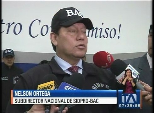 Cámaras graban a delincuente arrastrando a una mujer por robarle su cartera