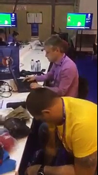 Грустный Стогниенко после матча Россия - Уэльс (Евро-2016)