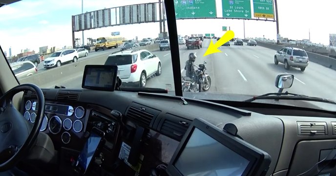Camionista tem gesto nobre para com uma motociclista em apuros na estrada