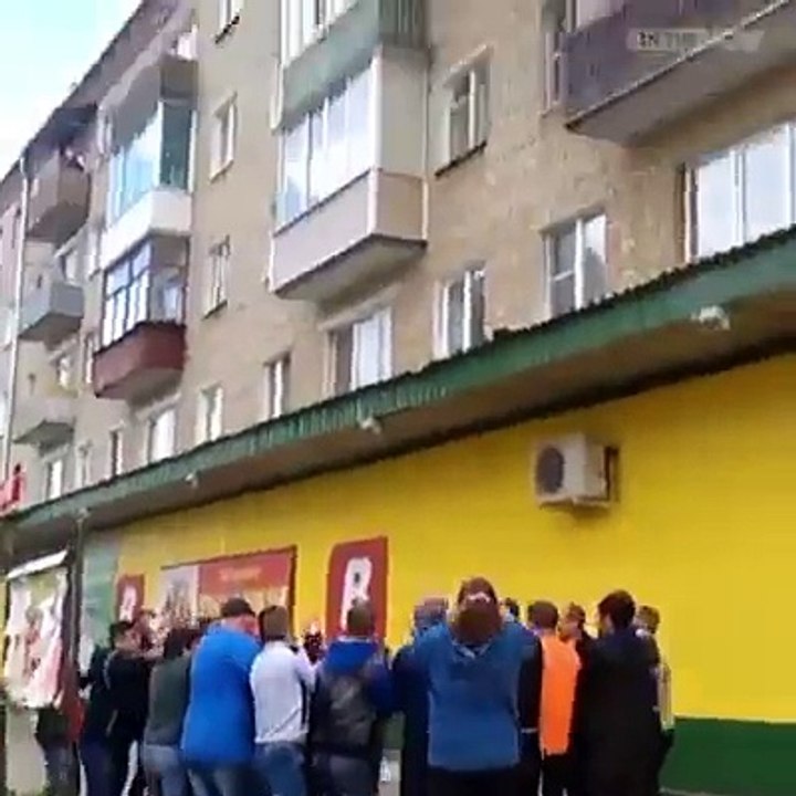 A father threw he's two kids out the window from the 5th Floor to save them f rom burning alive !!