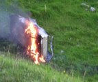 Comuneros de parroquia de provincia del Azuay queman camioneta de cuatreros