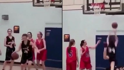 Deux filles tentent un geste au basket.. Fail