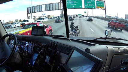 Un chauffeur routier cool protège une motarde en panne sur l’autoroute