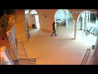 تظاهر بالصلاة داخل المسجد ثم خرج و سرق دراجة نارية