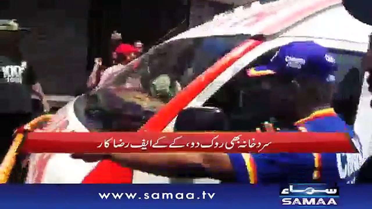 See how MQM workers are trying to snatch the dead body of Amjad Sabri and trying to take it away