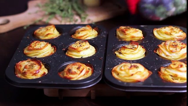 Mettez des pommes de terres tranchées dans un moule à Muffin. Délicieux et Facile !