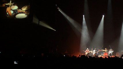 Le folk rocker Neil Young enflamme Bercy