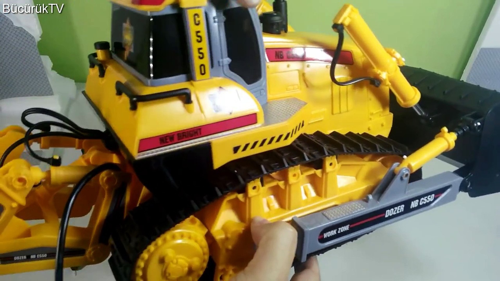 Kumandalı DEV Kepçe Buldozer ile Yol Düzeltme - Yeni Oyuncak İş Makineleri  - Dailymotion Video