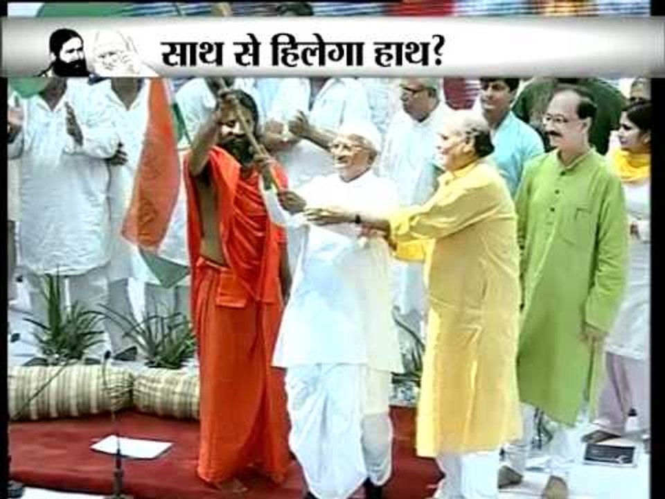 Baba Ramdev and Anna Hazare reach Jantar Mantar, begin their fast