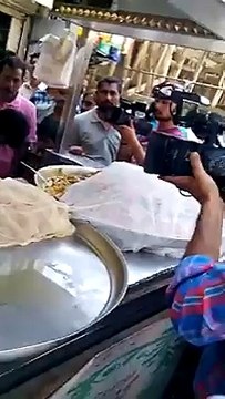 Amjad Sabri ak bachi k donation k lie dahi bare bechte hue