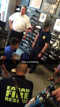 Un jeune garçon se coince le doigt dans le banc d'un magasin