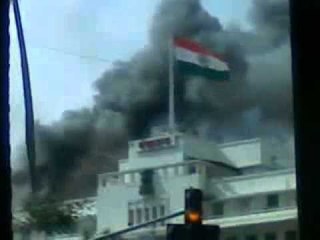 Watch how Maharashtra Mantralaya heroes risk life to save the Tricolour