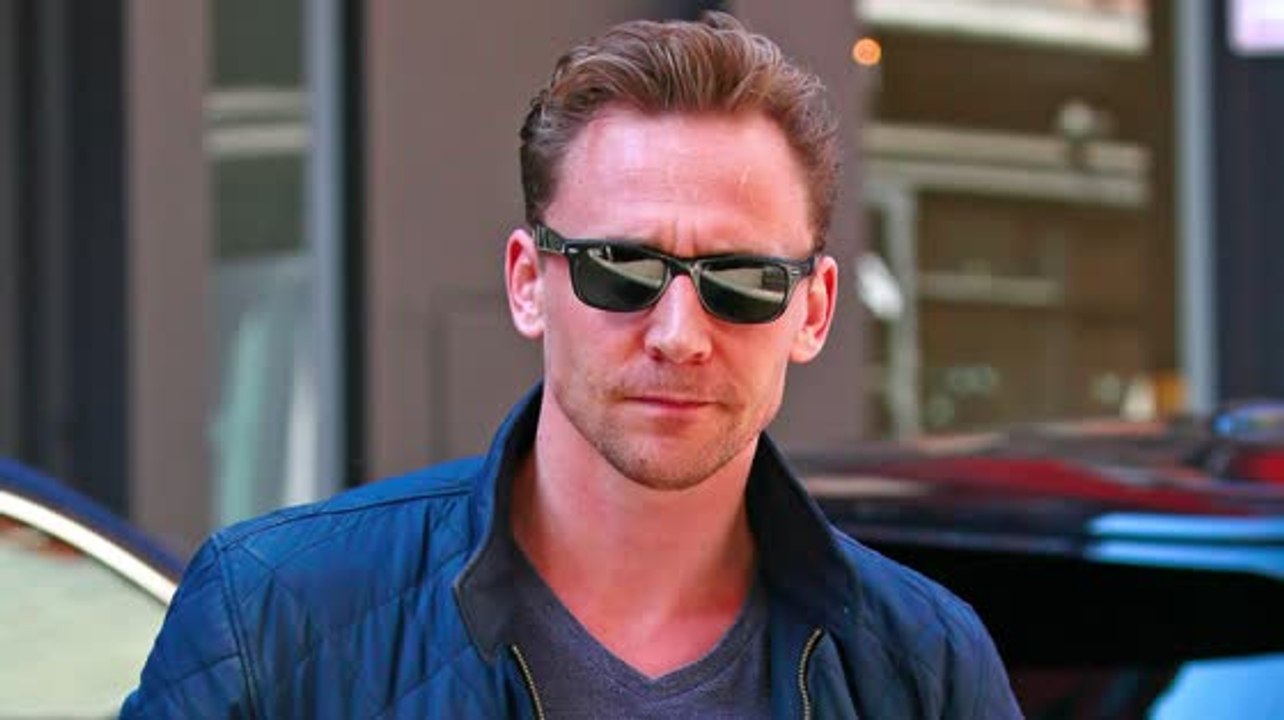 Tom Hiddleston dit que sortir avec Taylor Swift c'est comme être sur des montagnes russes