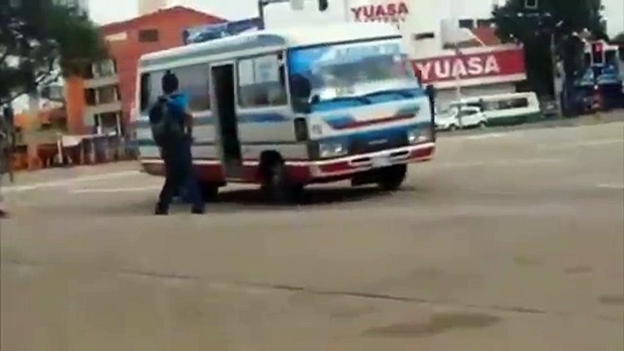 BROMA DE BOMBA EN UN MICRO DE BOLIVIA