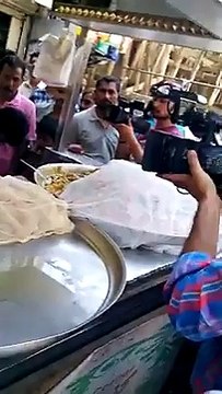 Amjad Sabri sb khud Dahi Bare(chaat) sold for Donation.