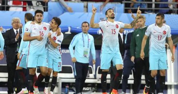Beşiktaşlı 4 Futbolcu ve Mehmet Topal, Milli Takım Primini Bağışlayacak