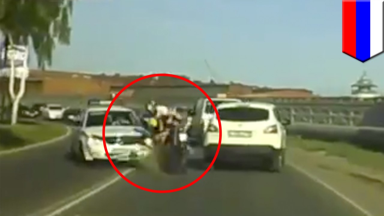 Dashcam shows how cops in Russia end motorcycle chases in great ‘wait for it’ moment - TomoNews